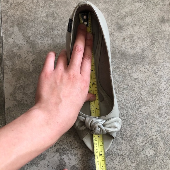 CAMPER Lt Gray Patent Leather Bow Peep Toe Heels - Picture 10 of 11